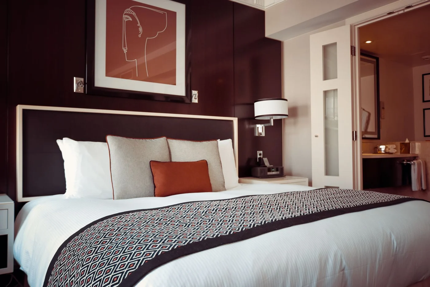 Crisp white bedding in a professionally furnished hotel guestroom