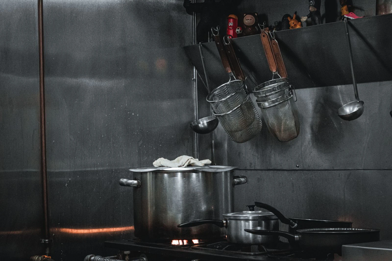 Commercial kitchen equipment and exhaust hood